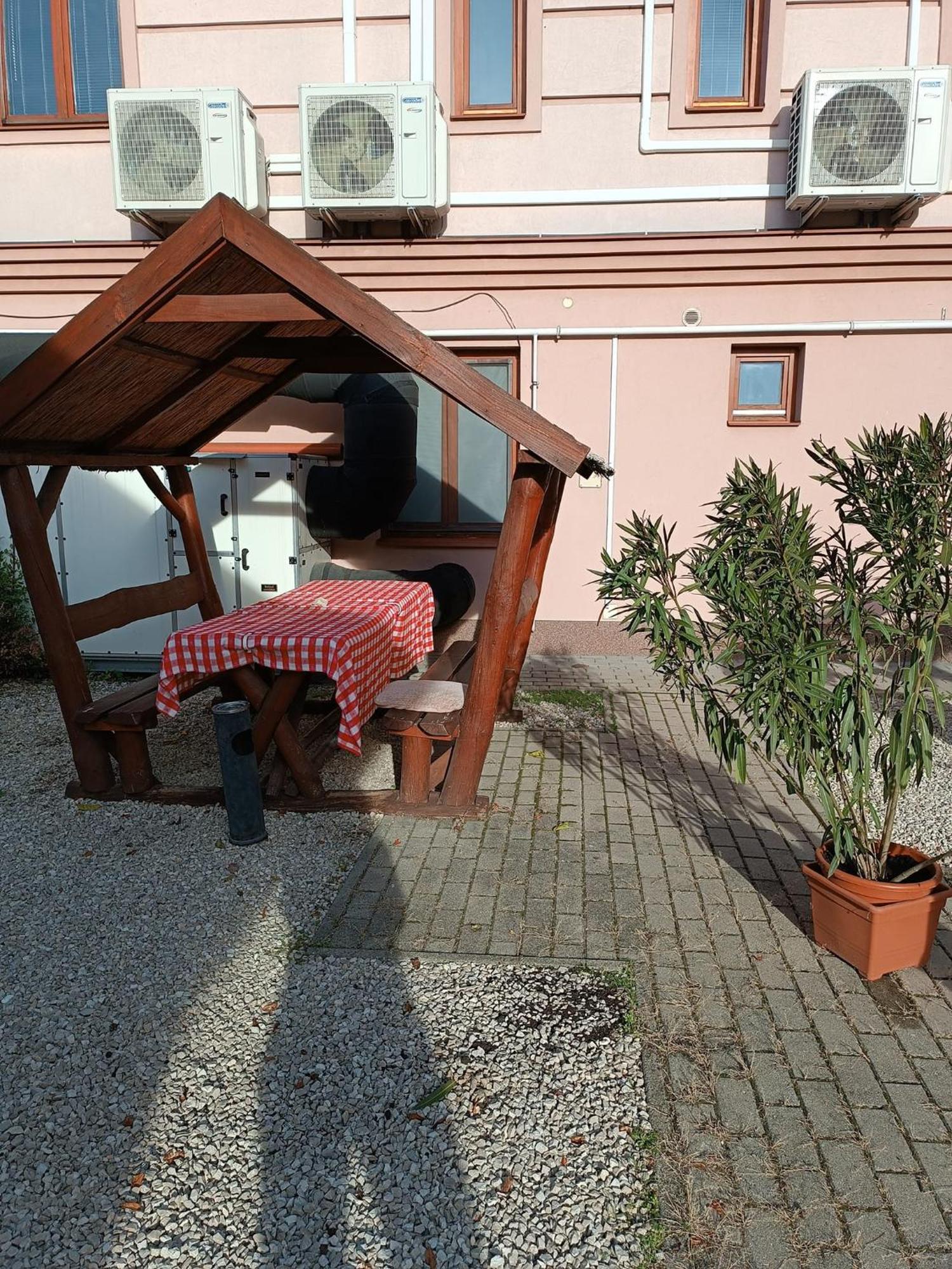 Malom Panzio Bed & Breakfast Kiskunfélegyháza Екстериор снимка